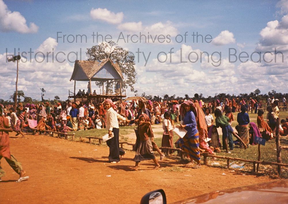This picture shows the thousands of Cambodians waiting for food distribution at Nong Chan in 1982. (David Kreng Collection)